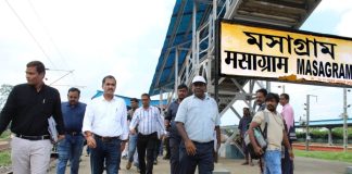 PROVISION OF CONNECTION BETWEEN SOUTH EASTERN RAILWAY AND EASTERN RAILWAY AT MASAGRAM UNDER GATI SHAKTI INITIATIVE In a significant stride towards enhancing connectivity and efficiency in the Indian Railway network, a pivotal inspection was conducted by Divisional Railway Manager Sanjeev Kumar along with Branch Officers at Masagram Station.