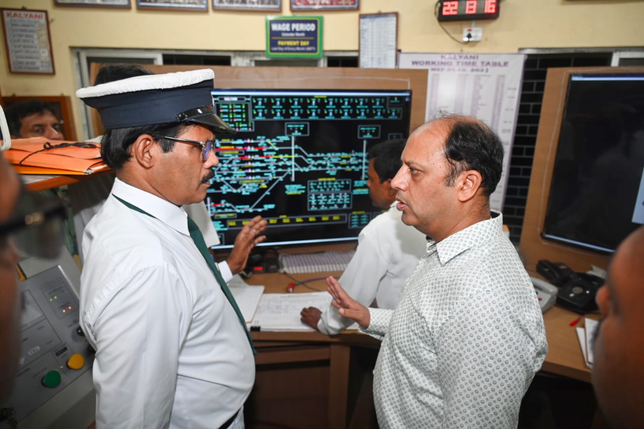 Shri Deepak Nigam, Divisional Railway Manager / Sealdah conducted a surprise night inspection at different stations in Gede section.