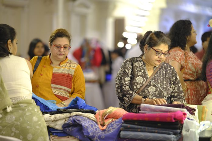 'Tomar Shohor' Rocks the Puja Fashion at Kolkata.
