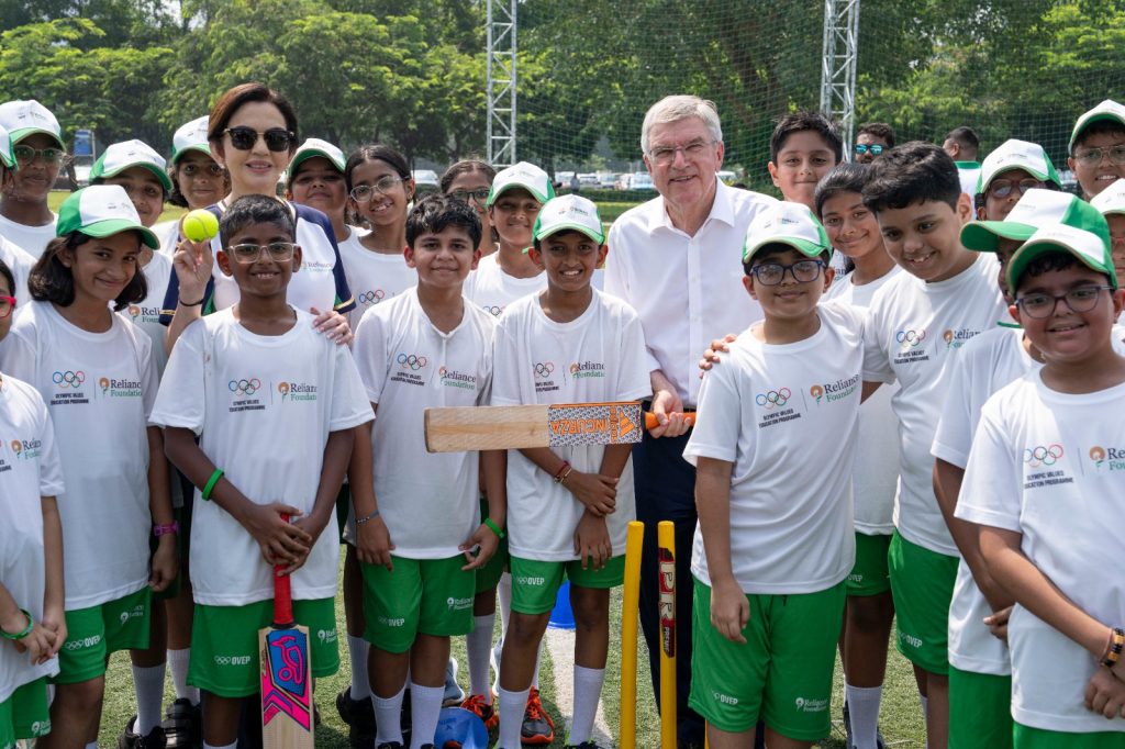 Mrs. Nita M. Ambani and Mr. Thomas Bach, President, IOC, also tried their hand at cricket with the kids after the RF and IOC partnership launch