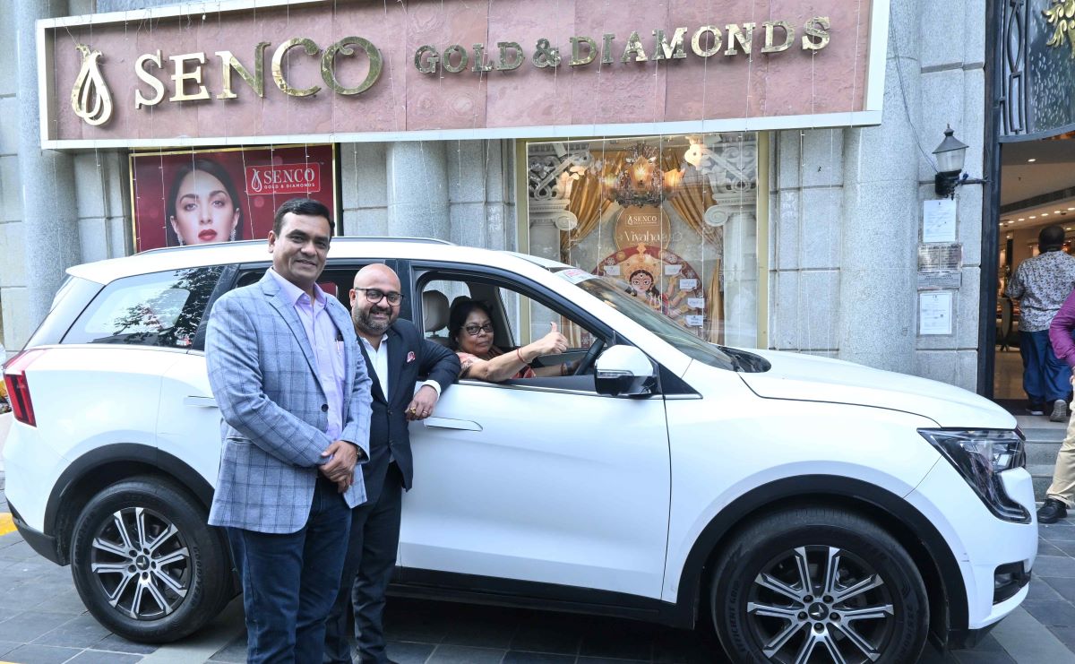 Mr. Suvankar Sen, MD and CEO of Senco Gold and Diamonds and Mr. Jignesh Mehta, Founder and MD of Divine Solitaires felicitating Senco Gold & Diamonds' customer Ms. Shikha Bhaduri, the winner of " The Solitaire Festival of India' hosted by Divine Solitaires, with a brand new Mahindra XUV 700 car at a glittering ceremony held at Senco Gold & Diamond's D'SIGNIA showroom on Camac Street in Kolkata