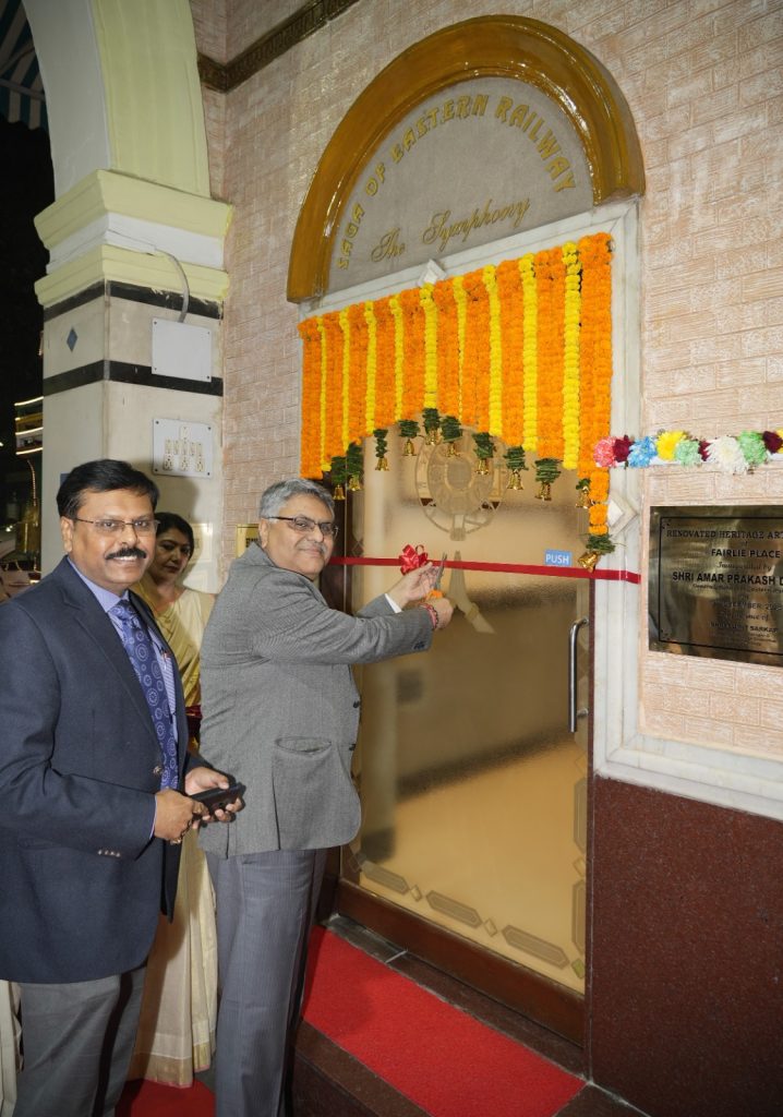Shri Amar Prakash Dwivedi, General Manager, Eastern Railway, inaugurated the Heritage-cum-Art Gallery at Eastern Railway Headquarters, Fairlie Place on 19th December 2023.