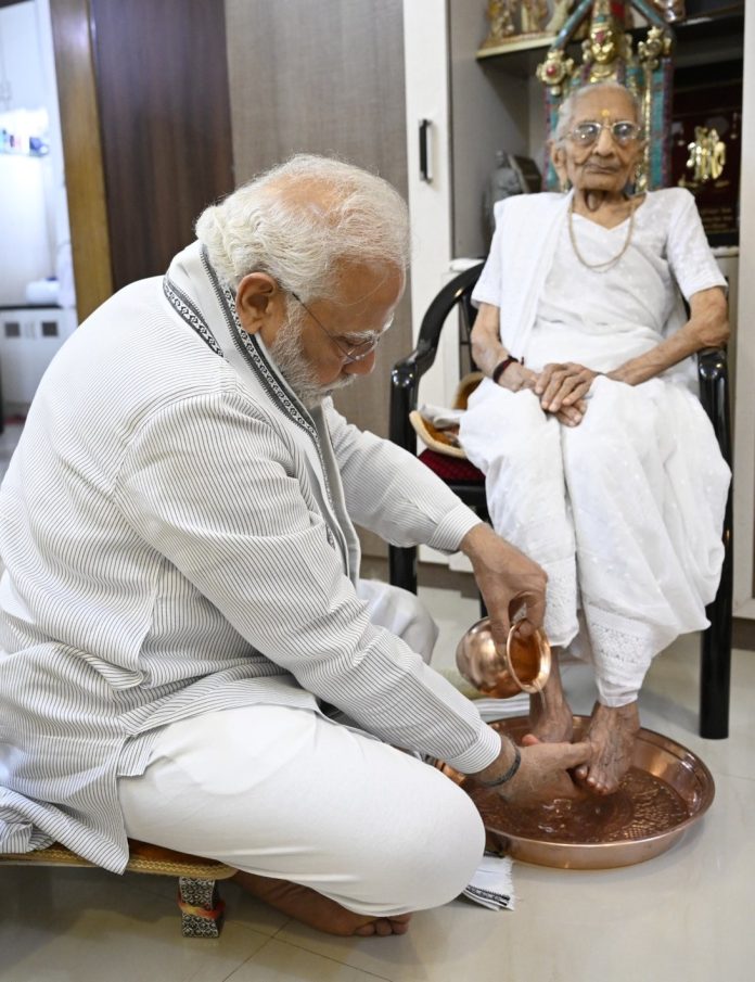 Prime Minister Narendra Modi and his mother Late Aadaraniyaa Heeraben Modiji