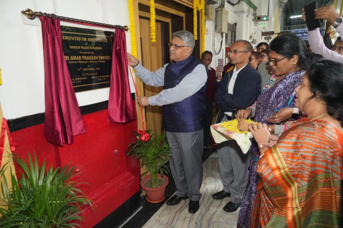 Shri Amar Prakash Dwivedi, General Manager, Eastern Railway inaugurated a renovated air conditioning GM Admin office at 1st floor, Fairlie place today (11.12.2023).