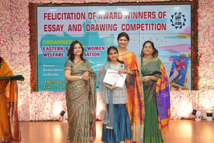 Smt. Dipti Dwivedi, President of the Eastern Railway Women’s Welfare Organization (ERWWO), felicitated 45 award winners from the Essay & Drawing Competition.