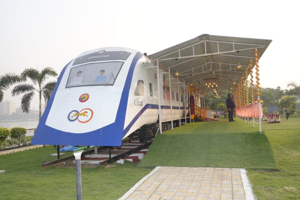 RESTAURANTS ON WHEELS AT ASANSOL AND HOWRAH STATIONS SATISFYING PALATES OF FOOD LOVERS.