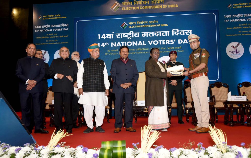 The President of India, Smt Droupadi Murmu presented the Best Electoral Practices Awards for the year 2023 to the State and District level officers also important stakeholders including government departments and media organizations during the 14th National Voters’ Day celebrations, in New Delhi on January 25, 2024.