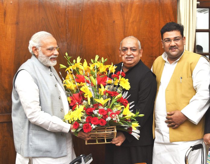 L-R : Prime Minister Narendra Modi, Renowned Urdu Poet Munawwar Rana, and Prof. Jasim Mohammad.