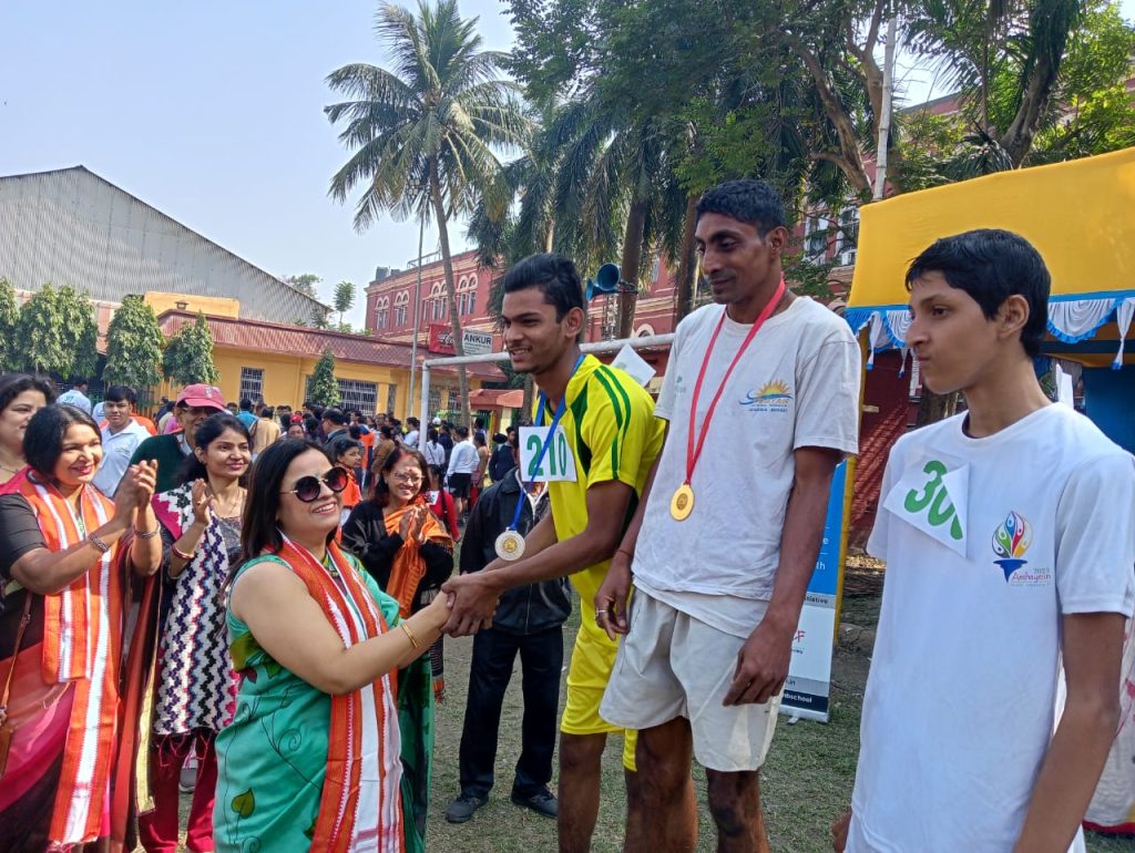 President of ERWWO/Sealdah Division, Smt Gunjan Nigam, and other members in collaboration with Bodhayan, hosted a joyous sports meet for the students of differently-abled children.