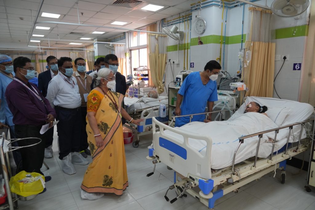 DR. SUGANDHA RAHA, DIRECTOR GENERAL RAILWAY HEALTH SERVICES INSPECTS B.R. SINGH HOSPITAL.