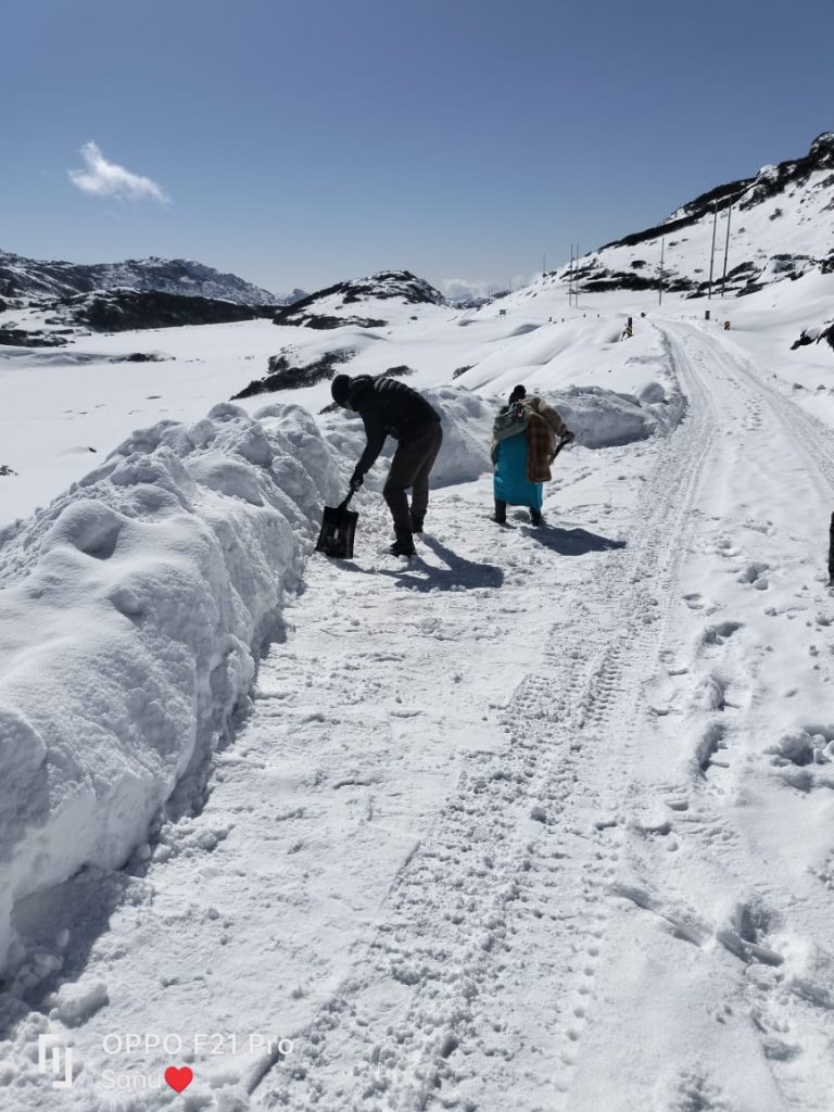 Project Vartak of the Border Roads Organisation, both men and machinery are working overtime to clear snow and keep the roads open.