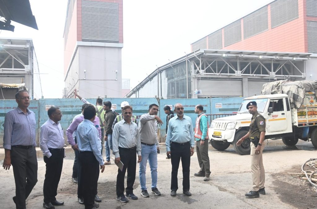 Shri P Uday Kumar Reddy, General Manager, Metro Railway inspected Esplanade and Howrah Metro stations of Green Line on 16.02.2024.