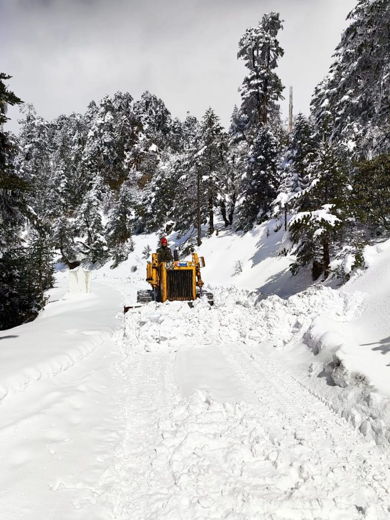Project Vartak of the Border Roads Organisation, both men and machinery are working overtime to clear snow and keep the roads open.