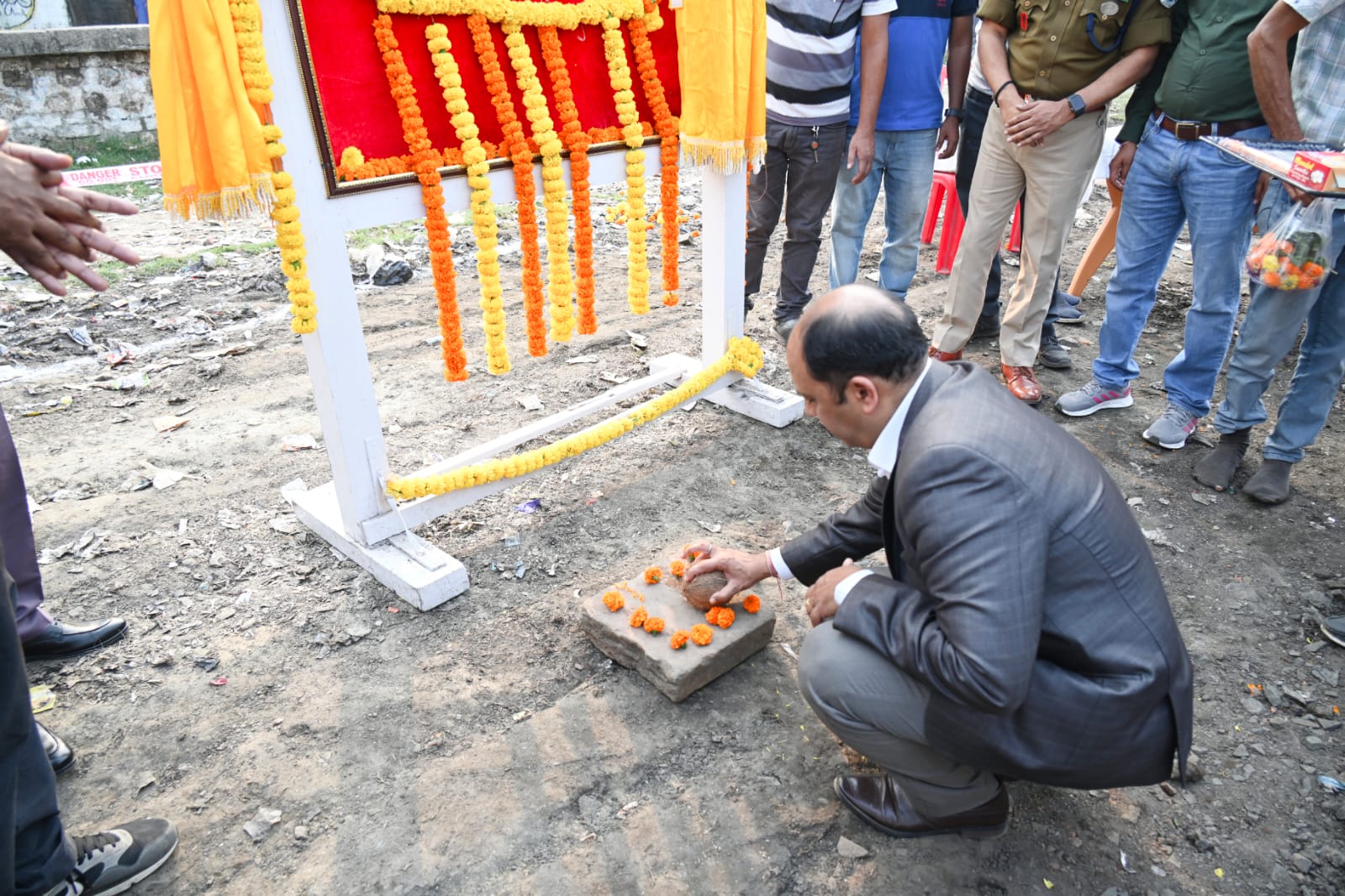 The foundation stone for the construction of a new Railway Protection Force (RPF) office and barrack was laid today at Canning Station by Shri Deepak Nigam , Divisional Railway Manager (DRM), Sealdah Division, Eastern Railway.