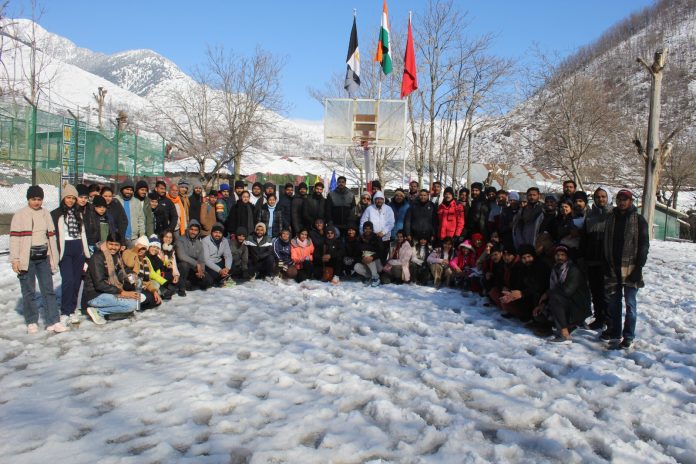Indian Army Rescues Stranded Students of Rajasthan Law College in Banihal during NH 44 Blockade in heavy snow.