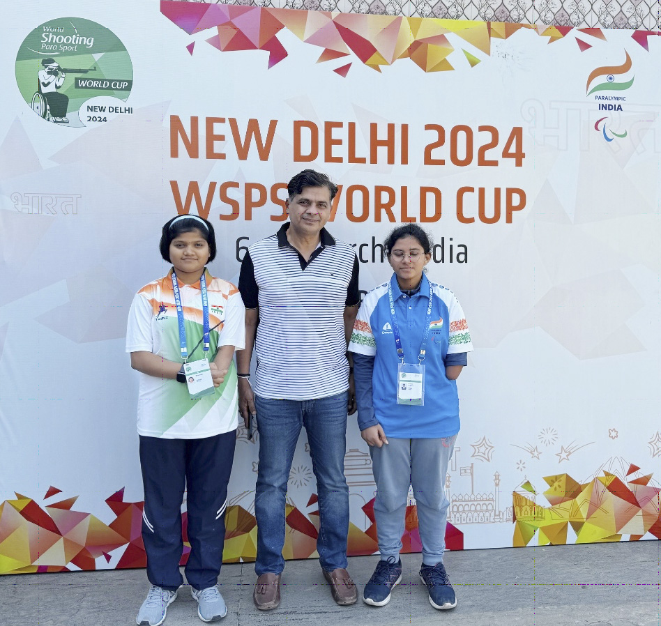 Shri. Vinayak Garg, Commissioner, Navodaya Vidyalaya Samiti; flanked by (L-R) 15-year-old Khushbu Khushbu, Parashooter & 16-year-old 11th-grade student Pavani, Parashooter, Bronze medalist in R11 mixed event at the World Shooting Para Sport (WSPS) World Cup, New Delhi, today. Both the athletes from Aditya Mehta Foundation were the youngest competitors among the 46 talented athletes from 13 countries.