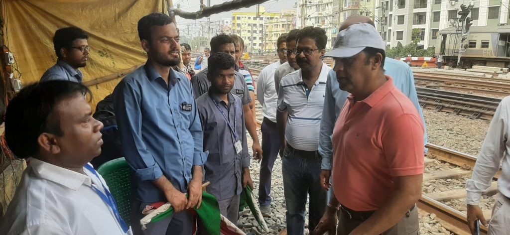 The Divisional Railway Manager (DRM) of Sealdah, along with the Additional Divisional Railway Manager (ADRM/O) and Senior Divisional Safety Officer (Sr. DSO), conducted a site inspection of a non-interlocking location and counseling them.