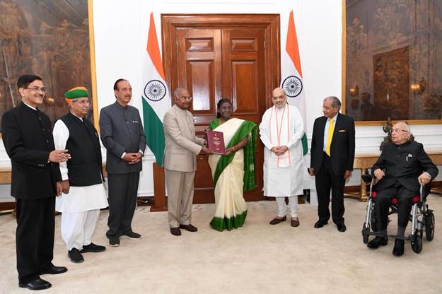 India, met the Hon’ble President of India, Shrimati Droupadi Murmu, and submitted its Report.
