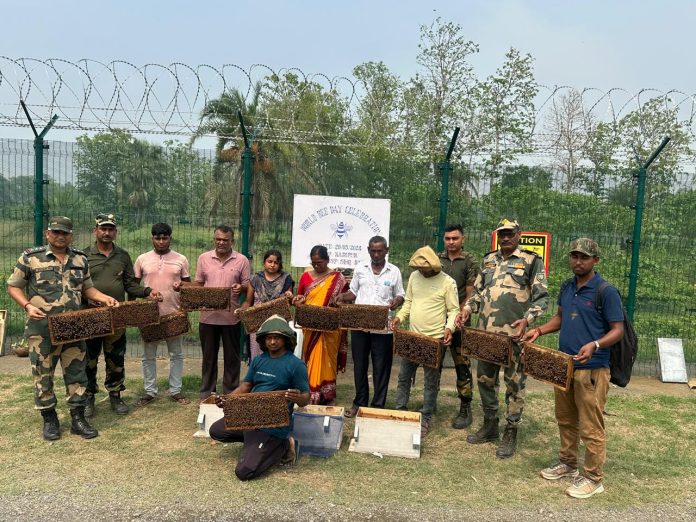 ভারত-বাংলাদেশ সীমান্তে বিএসএফ বিশ্ব মৌমাছি দিবস উদযাপন করেছে