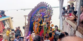 ভারত-বাংলাদেশ সীমান্তে বিএসএফ-এর নজরদারিতে ইছামতি নদীতে দেবী দুর্গা প্রতিমার সফল ও শান্তিপূর্ণ বিসর্জন।