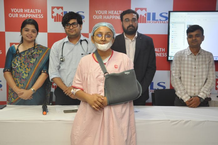 L-R: Dr. Priyanka Maitra Karak, Consultant Cardiac Anesthesiologist, ILS Hospitals Dum Dum; Dr. Samarth Acharya, Consultant Cardiothoracic & Vascular Surgeon, ILS Hospitals Dum Dum; Mr. Baishpayan Mukherjee, COO, ILS Hospitals, Dum Dum; Mr. Shreeram Shiwji Dubey and Ms Shristi Dubey at the press conference to announce the remarkable recovery of Ms srishty dubey  an 18-year-old NEET aspirant from Liluah, Howrah, who successfully appeared for the NEET UG Examination on June 21, just days after undergoing a complex life-saving surgery following a severe road accident
