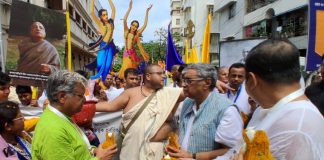 কলকাতায় ঐতিহাসিক ‘চিঁড়া-দধি মহোৎসব’-এর সূচনা, শতাধিক ভক্তের সমাগমে মুখর দক্ষিণ কলকাতা কলকাতায় ঐতিহাসিক ‘চিঁড়া-দধি মহোৎসব’-এর সূচনা, শতাধিক ভক্তের সমাগমে মুখর দক্ষিণ কলকাতা