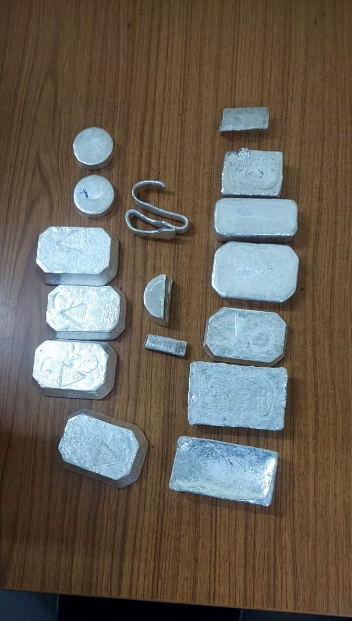 ALERT RPF PERSONNEL RECOVERED 6.4 KG SILVER BARS FROM A PASSENGER AT HOWRAH METRO STATION.