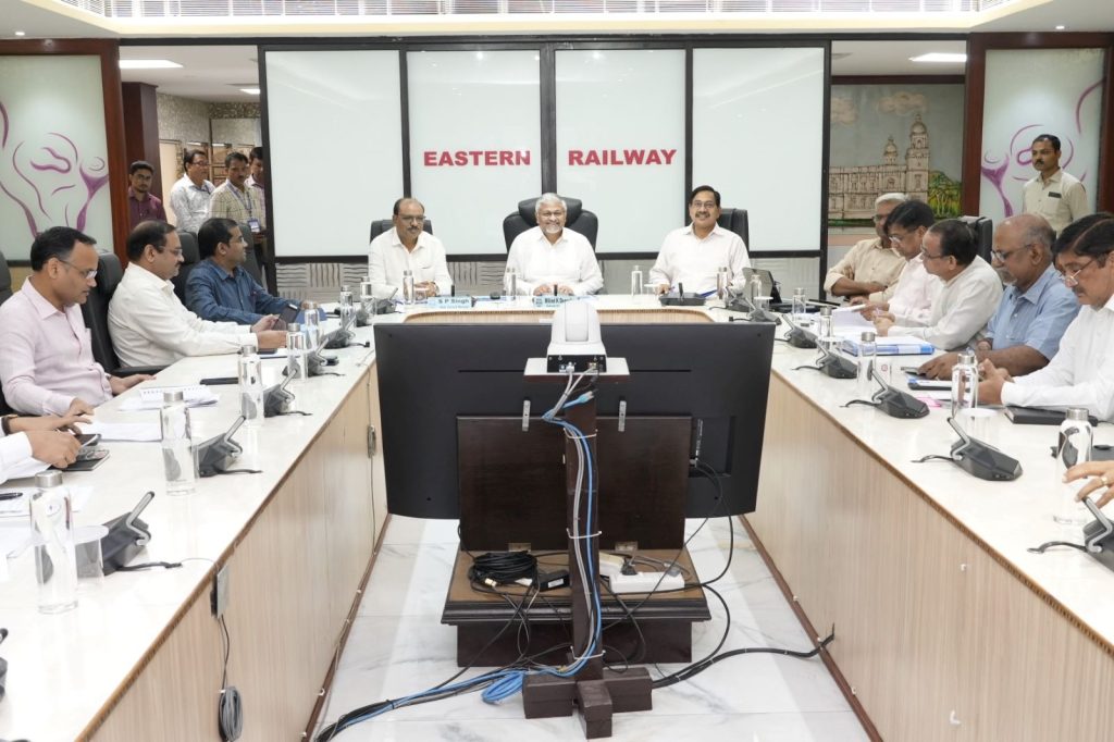 পূর্ব রেলের জেনারেল ম্যানেজার প্রশংসা করলেন পুরস্কারপ্রাপ্ত উদ্ধারকারী দলের; দিলেন অসমাপ্ত প্রকল্প দ্রুত সম্পন্ন করার নির্দেশ