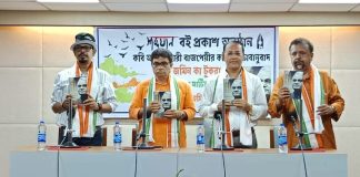 কবি অটল বিহারী বাজপেয়ীর কবিতার বাংলা ভাবানুবাদ গ্রন্থের প্রকাশ বাংলা আকাদেমিতে বইপ্রকাশ অনুষ্ঠানে কবি সঞ্জয় গুহঠাকুরতা, অধ্যাপক বিমল শঙ্কর নন্দ, অধ্যাপক দেবজ্যোতি চন্দ, ও অমিত গোস্বামী