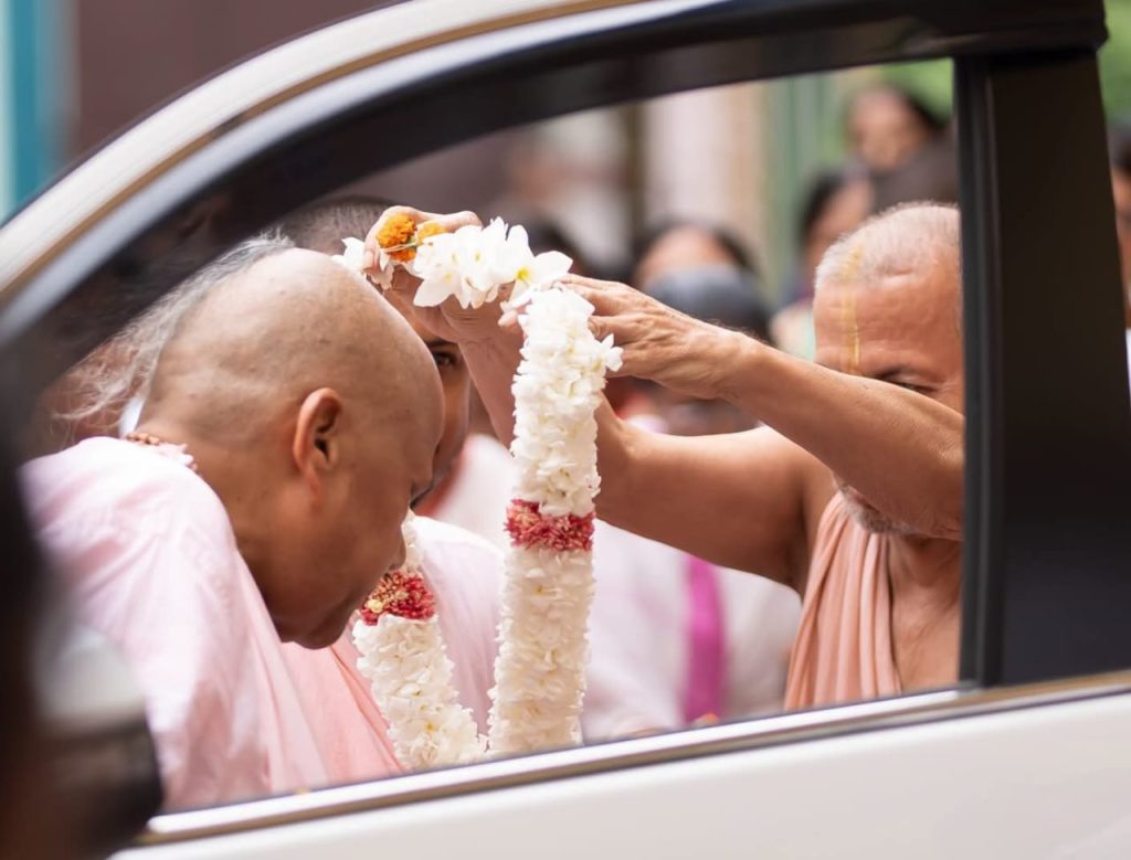 অশান্ত বিশ্বের শান্তির বার্তা নিয়ে বিশ্ব সফর শেষে কলকাতায় ফিরলেন গৌড়ীয় মিশনের সভাপতি আচার্য্য ভক্তি সুন্দর সন্ন্যাসী মহারাজ
