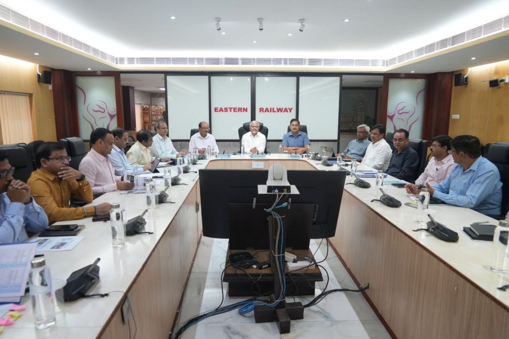 পূর্ব রেলের জেনারেল ম্যানেজার সাপ্তাহিক বৈঠকে কারিগরি বই প্রকাশ করলেন এবং শ্রাবণী মেলা ও পরীক্ষার প্রস্তুতির পর্যালোচনা করলেন