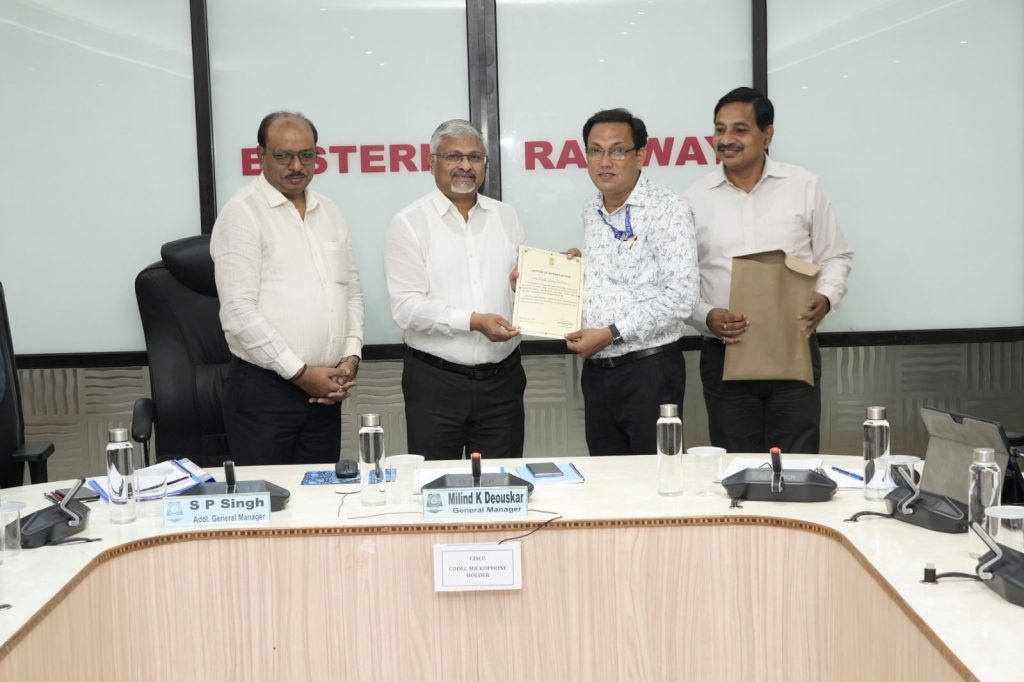 পূর্ব রেলের জেনারেল ম্যানেজার প্রশংসা করলেন পুরস্কারপ্রাপ্ত উদ্ধারকারী দলের; দিলেন অসমাপ্ত প্রকল্প দ্রুত সম্পন্ন করার নির্দেশ