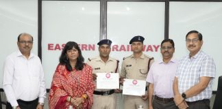 পূর্ব রেলের জেনারেল ম্যানেজারের সাপ্তাহিক পর্যালোচনা বৈঠক পূর্ব রেলের জেনারেল ম্যানেজারের সাপ্তাহিক পর্যালোচনা বৈঠক; দুর্ঘটনা এড়াতে সতর্কতার সঙ্গে দায়িত্ব পালনের জন্য RPSF কর্মীদের সম্মাননা