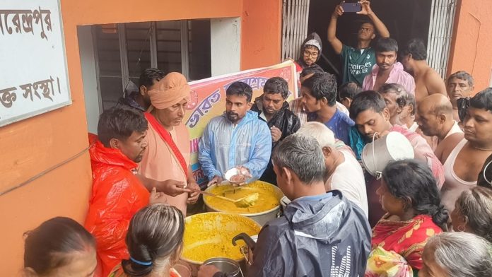বন্যার্তদের পাশে ভারত সেবাশ্রম সংঘ, মেদিনীপুর থেকে অসম চলছে ত্রাণ ও পুনর্বাসনের কাজ