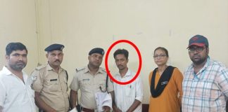 সতর্ক যাত্রী ও সক্রিয় রেলকর্মীদের তৎপরতায় মাঝেরহাটে ভুয়ো টিকিট পরীক্ষক আটক সতর্ক যাত্রী ও সক্রিয় রেলকর্মীদের তৎপরতায় মাঝেরহাটে ভুয়ো টিকিট পরীক্ষক আটক