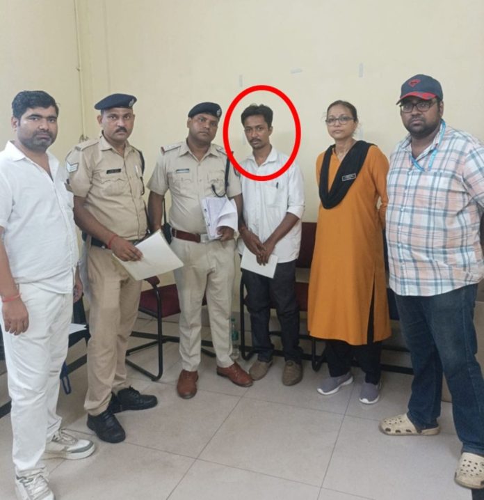 সতর্ক যাত্রী ও সক্রিয় রেলকর্মীদের তৎপরতায় মাঝেরহাটে ভুয়ো টিকিট পরীক্ষক আটক সতর্ক যাত্রী ও সক্রিয় রেলকর্মীদের তৎপরতায় মাঝেরহাটে ভুয়ো টিকিট পরীক্ষক আটক