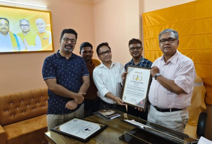A team from Banchbo Healing Touch Foundation (BHTF) met West Bengal Health Minister Dr. Sharadwat Mukhopadhyay in Kolkata