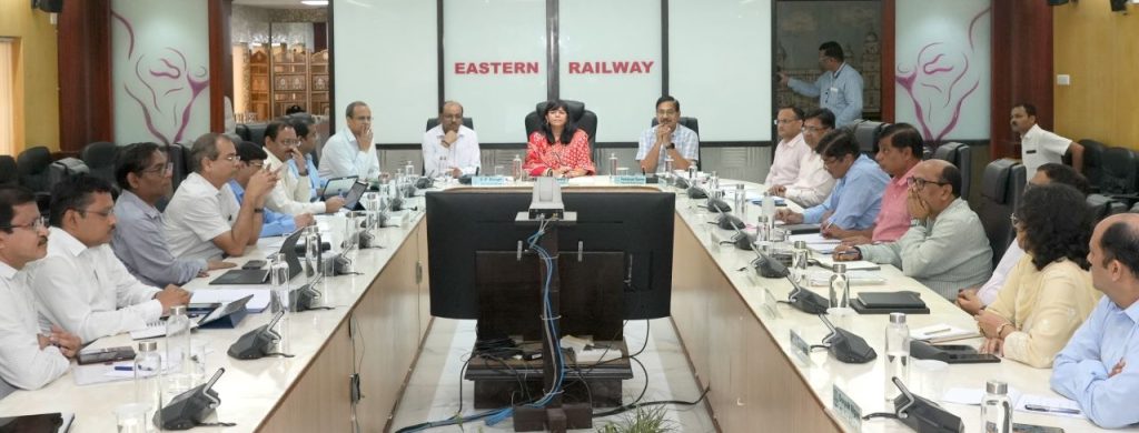 পূর্ব রেলের জেনারেল ম্যানেজারের সাপ্তাহিক পর্যালোচনা বৈঠক; দুর্ঘটনা এড়াতে সতর্কতার সঙ্গে দায়িত্ব পালনের জন্য RPSF কর্মীদের সম্মাননা