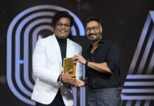 মুম্বইয়ে সুপারস্টারের হাত থেকে অ্যাওয়ার্ড নিলেন ফিল্ম ডিরেক্টর শিলাজিৎ দে ও এসডিএফ প্রোডাকশন মুম্বইয়ে সুপারস্টার অজয় দেবগণের হাত থেকে অ্যাওয়ার্ড নিলেন ফিল্ম ডিরেক্টর শিলাজিৎ দে ও এসডিএফ প্রোডাকশন