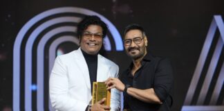 মুম্বইয়ে সুপারস্টারের হাত থেকে অ্যাওয়ার্ড নিলেন ফিল্ম ডিরেক্টর শিলাজিৎ দে ও এসডিএফ প্রোডাকশন মুম্বইয়ে সুপারস্টার অজয় দেবগণের হাত থেকে অ্যাওয়ার্ড নিলেন ফিল্ম ডিরেক্টর শিলাজিৎ দে ও এসডিএফ প্রোডাকশন