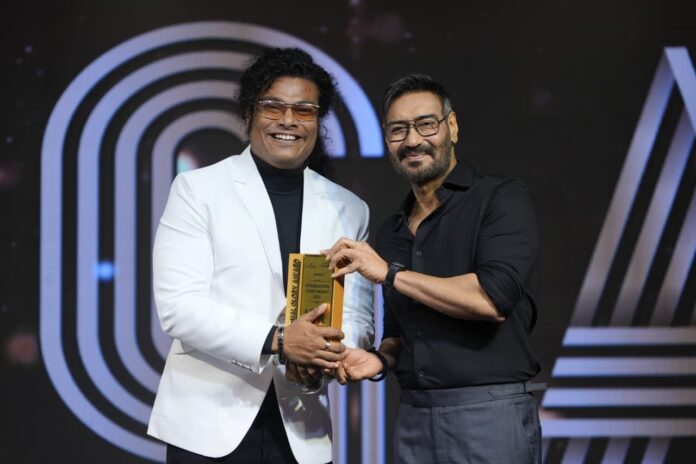 মুম্বইয়ে সুপারস্টার অজয় দেবগণের হাত থেকে অ্যাওয়ার্ড নিলেন ফিল্ম ডিরেক্টর শিলাজিৎ দে ও এসডিএফ মুম্বইয়ে সুপারস্টার অজয় দেবগণের হাত থেকে অ্যাওয়ার্ড নিলেন ফিল্ম ডিরেক্টর শিলাজিৎ দে ও এসডিএফ প্রোডাকশন
