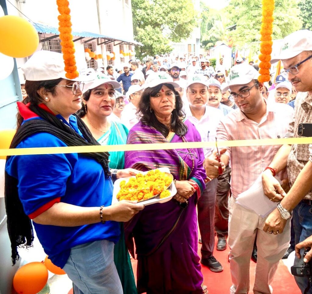 গান্ধী জয়ন্তী ও স্বচ্ছ ভারত দিবসের শুভ উপলক্ষে, পূর্ব রেলের জেনারেল ম্যানেজার শ্রীমতী গীতিকা পাণ্ডে, পূর্ব রেলের অ্যাডিশনাল জেনারেল ম্যানেজার শ্রী শীলেন্দ্র প্রতাপ সিংয়ের সম্মানীয় উপস্থিতিতে শিয়ালদহ বিভাগে একটি নতুন বায়োগ্যাস প্ল্যান্টের শুভ উদ্বোধন করেন।