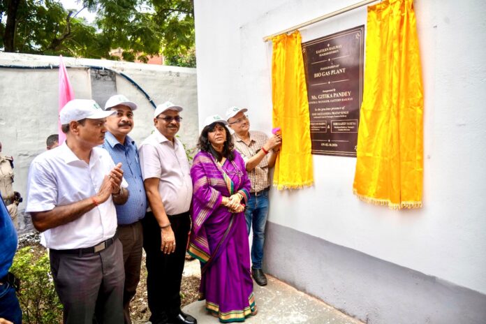 গান্ধী জয়ন্তী ও স্বচ্ছ ভারত দিবসের শুভ উপলক্ষে, পূর্ব রেলের জেনারেল ম্যানেজার শ্রীমতী গীতিকা পাণ্ডে, পূর্ব রেলের অ্যাডিশনাল জেনারেল ম্যানেজার শ্রী শীলেন্দ্র প্রতাপ সিংয়ের সম্মানীয় উপস্থিতিতে শিয়ালদহ বিভাগে একটি নতুন বায়োগ্যাস প্ল্যান্টের শুভ উদ্বোধন করেন। গান্ধী জয়ন্তী ও স্বচ্ছ ভারত দিবসের শুভ উপলক্ষে, পূর্ব রেলের জেনারেল ম্যানেজার শ্রীমতী গীতিকা পাণ্ডে, পূর্ব রেলের অ্যাডিশনাল জেনারেল ম্যানেজার শ্রী শীলেন্দ্র প্রতাপ সিংয়ের সম্মানীয় উপস্থিতিতে শিয়ালদহ বিভাগে একটি নতুন বায়োগ্যাস প্ল্যান্টের শুভ উদ্বোধন করেন।