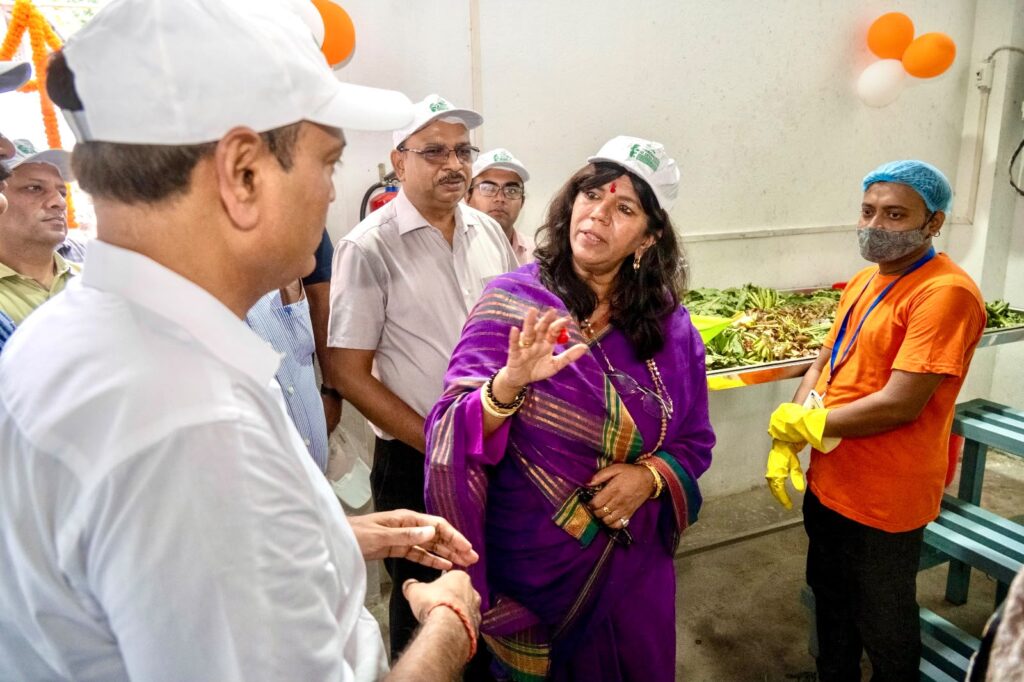 গান্ধী জয়ন্তী ও স্বচ্ছ ভারত দিবসের শুভ উপলক্ষে, পূর্ব রেলের জেনারেল ম্যানেজার শ্রীমতী গীতিকা পাণ্ডে, পূর্ব রেলের অ্যাডিশনাল জেনারেল ম্যানেজার শ্রী শীলেন্দ্র প্রতাপ সিংয়ের সম্মানীয় উপস্থিতিতে শিয়ালদহ বিভাগে একটি নতুন বায়োগ্যাস প্ল্যান্টের শুভ উদ্বোধন করেন।