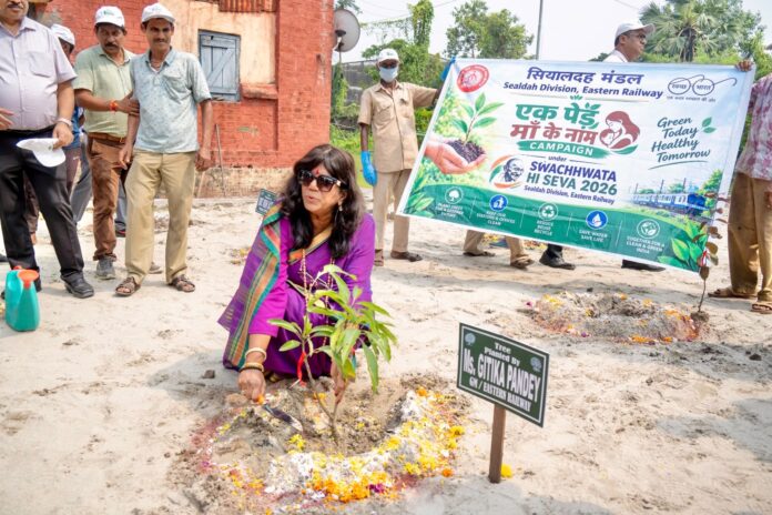 স্বচ্ছতা শপথ, শ্রমদান ও বৃক্ষরোপণ কর্মসূচির মধ্য দিয়ে পূর্ব রেলে পালিত হলো স্বচ্ছ ভারত দিবস স্বচ্ছতা শপথ, শ্রমদান ও বৃক্ষরোপণ কর্মসূচির মধ্য দিয়ে পূর্ব রেলে পালিত হলো স্বচ্ছ ভারত দিবস