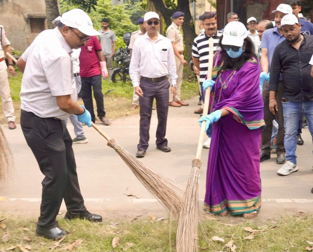 স্বচ্ছতা শপথ, শ্রমদান ও বৃক্ষরোপণ কর্মসূচির মধ্য দিয়ে পূর্ব রেলে পালিত হলো স্বচ্ছ ভারত দিবস