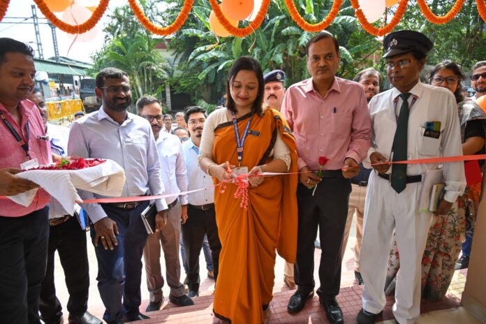 দুর্গাপুজোর আগে যাত্রীদের কাছে দেওয়া প্রতিশ্রুতি পূরণ করল শিয়ালদহ ডিভিশন