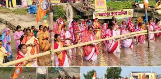 মহালয়ার পুণ্যভোরে কালনাগিনী নদীতে মহিলাদের ব্যতিক্রমী তর্পণ, নারী সুরক্ষার বার্তা মহালয়ার পুণ্যভোরে কালনাগিনী নদীতে মহিলাদের ব্যতিক্রমী তর্পণ, নারী সুরক্ষার বার্তা